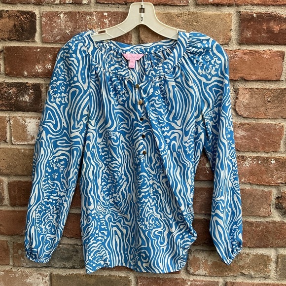 Lilly Pulitzer Tops - Blue Patterned Lilly Pulitzer silk blouse XS